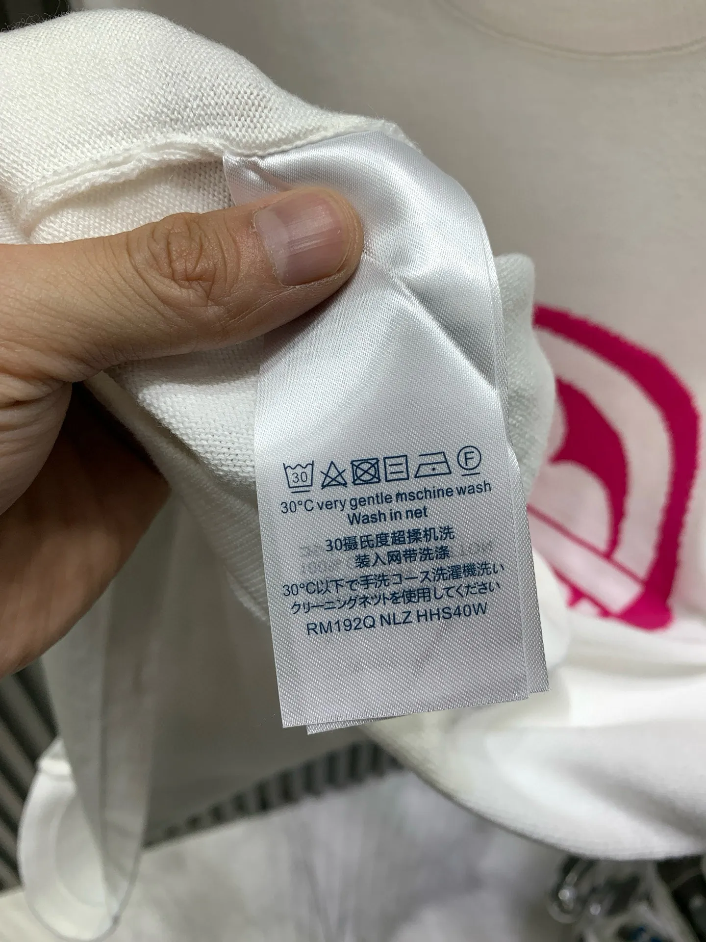 🅿️290 🀄️ louis vuitton* Louis Vuitton lv cherry blossom pink four-leaf clover printed short-sleeved T-shirt New intarsia short-sleeved round neck knitted T-shirt This cotton T-shirt uses jacquard technology on the front. The LU logo letters and monogram floral pattern are depicted on the chest. The back panel is simple and generous. The upper body is fresh and elegant. It is exclusively customized from the original board. 260g 32-count double yarn pure cotton fabric. The texture is very soft and comfortable. 100% different top fabrics in the market (does not shrink or deform) with 320g 1x1 thread (fabric threads are dyed in the same vat, no color difference, not easy to deform) original customization, collar label, wash mark, hang tag, packaging (perfect details) os dropped shoulder loose version, spring and summer latest brick cabinet synchronization, same style for men and women
